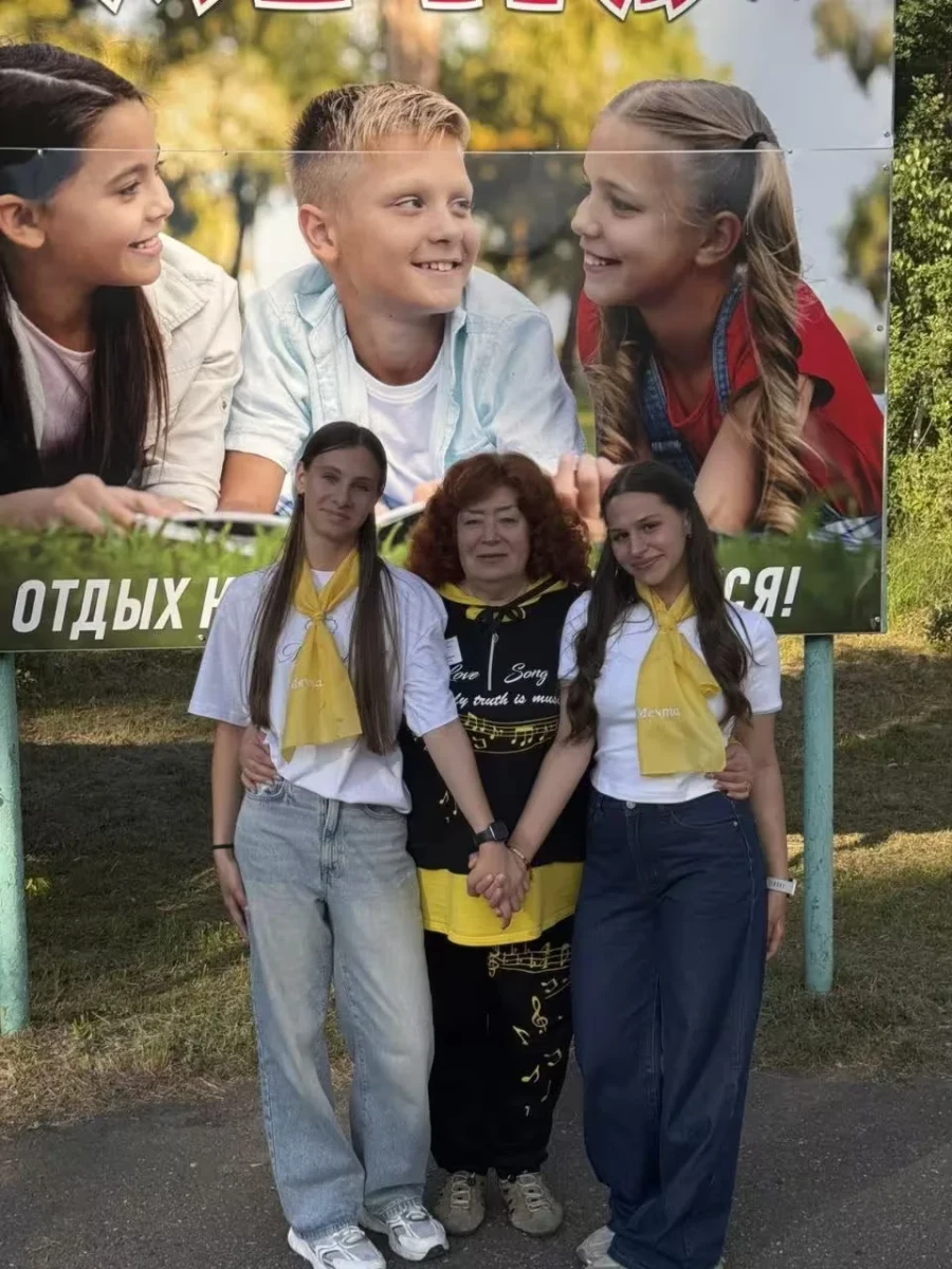 Алла Евгеньевна Ефименко со своими воспитанниками в лагере «Мечта».