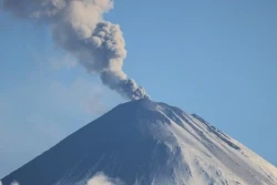 Самый высокий действующий вулкан Евразии второй раз за сутки выбросил пепел
