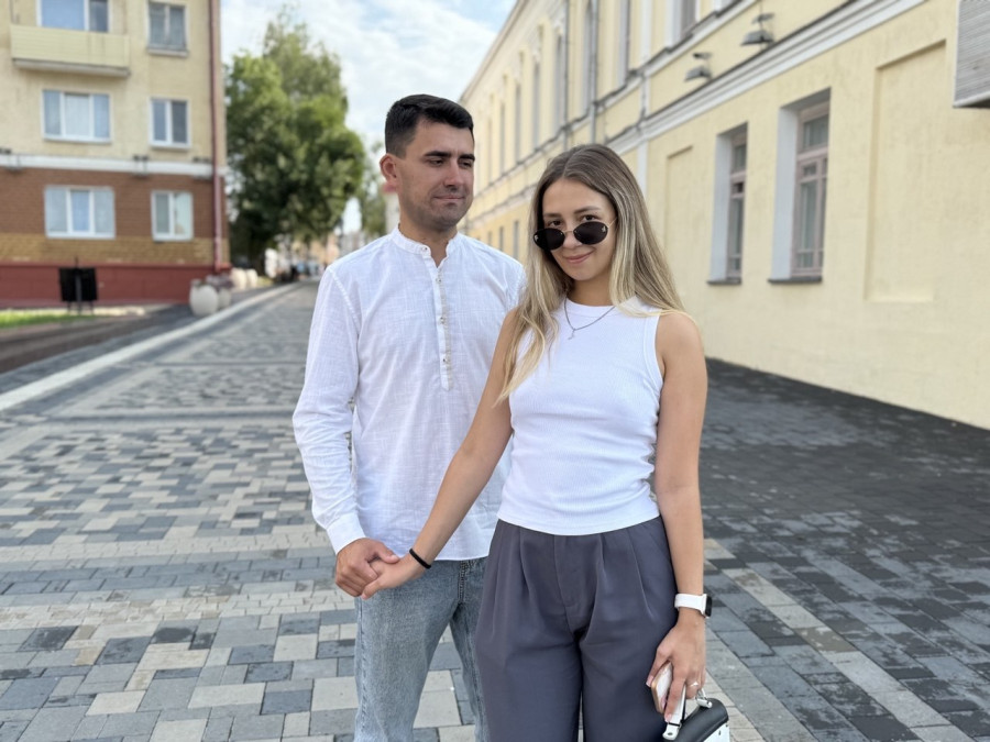 Говорят, чтобы построить крепкую семью, нужно хорошо узнать друг друга. А если знакомы почти полжизни? 24-летняя Анастасия Карагина и 27-летний Андрей Лынюк именно из таких пар. Они выросли в одном дворе, дружили одной компанией, взрослели вместе, а теперь, спустя почти девять лет отношений, в пятницу, 7 августа, стали мужем и женой в Могилевском ЗАГСе. Говорят, чтобы построить крепкую семью, нужно хорошо узнать друг друга. А если знакомы почти полжизни? 24-летняя Анастасия Карагина и 27-летний Андрей Лынюк именно из таких пар. Они выросли в одном дворе, дружили одной компанией, взрослели вместе, а теперь, спустя почти девять лет отношений, в пятницу, 7 августа, стали мужем и женой в Могилевском ЗАГСе.
