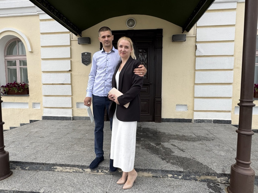 «Я могу поехать с ним хоть на край света». Как любовь привела семью из России в Могилев. Свадьба недели