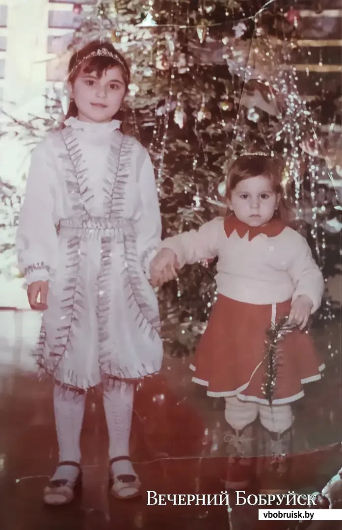 1990-е. Детский сад №77. Диана с младшей сестрой.