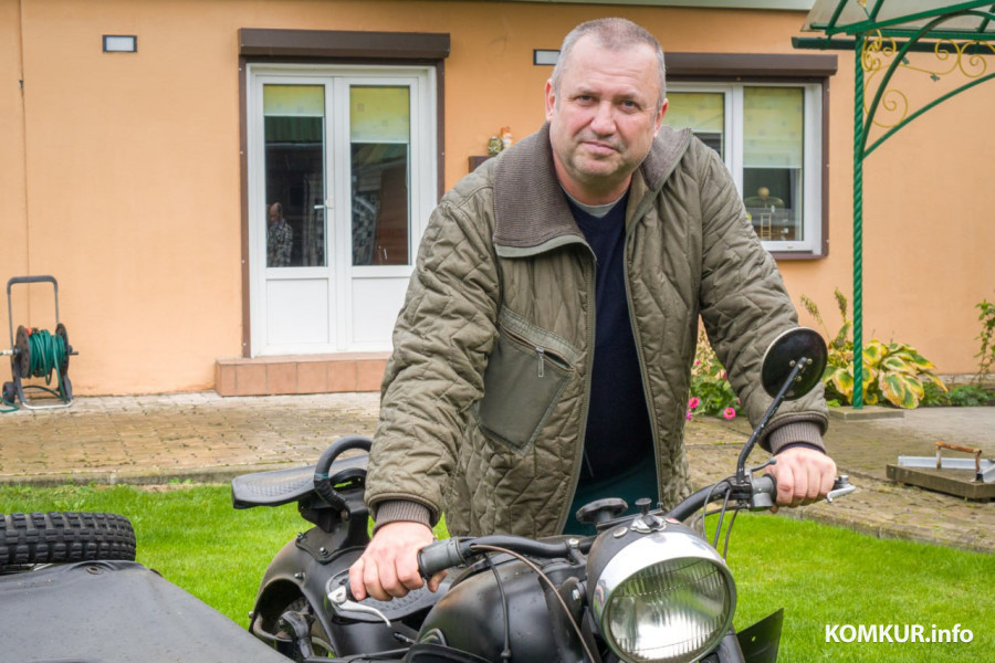 09.10.2025. Бобруйск. Мотоцикл К-750 и его хозяин Александр Стежко