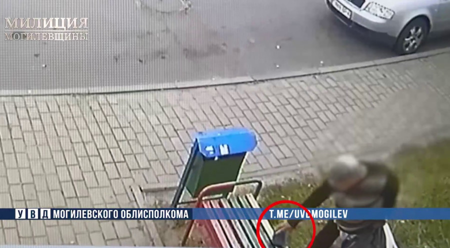 В Бобруйске мужчина забыл кошелек на скамейке, а его забрала случайная прохожая