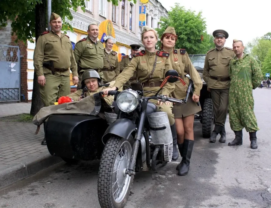 Александр Стежко с друзьями «косплеит» на День победы. Мотоцикл тот самый.