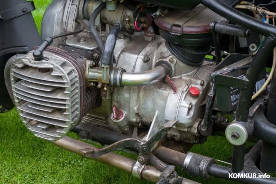 09.10.2025. Бобруйск. Мотоцикл К-750. Справа - единственная современная деталь, пластиковый аккумулятор