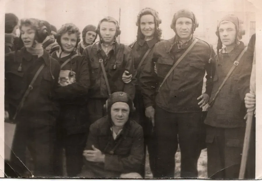 Спортсмены и спортсменки Бобруйского аэроклуба 1960-х. Второй справа – Геннадий Алексиевич