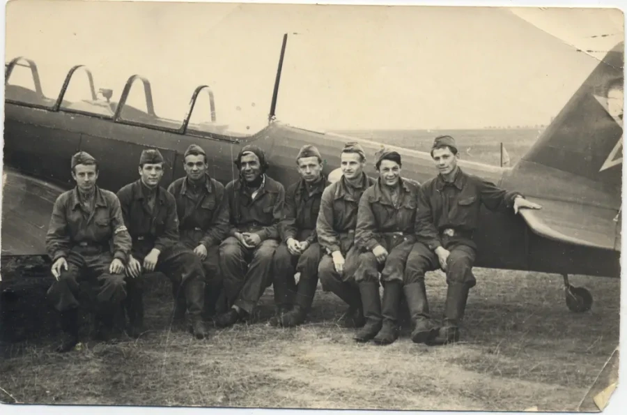 Курсанты Минского аэроклуба конца 1950-х. В центре – инструктор Иосиф Мамедов. Фото из семейного архива