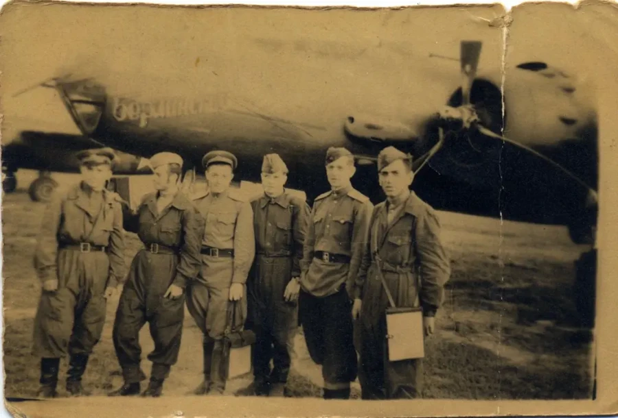Конец 1940-х, военнослужащие 111 Берлинского бомбардировочного авиаполка. Иосиф Мамедов – справа. Фото из семейного архива Мамедовых