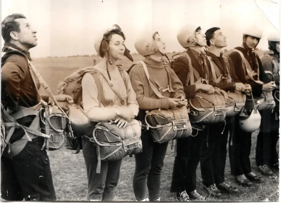 Спортсмены и спортсменки Бобруйского аэроклуба 1960-х. Слева – инструктор Геннадий Алексиевич 