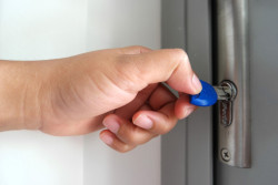 Могилевчанка отомстила парню, украв у него деньги и потратив их на ставки в онлайн-казино