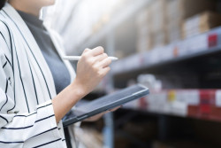 Просроченные товары, завышение цен: Комитет госконтроля проверил 13 магазинов области, в том числе в Глуске. 