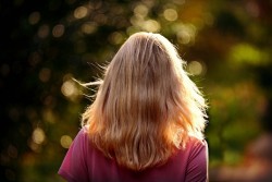 Почему выпадают волосы и как с этим бороться: процесс можно остановить