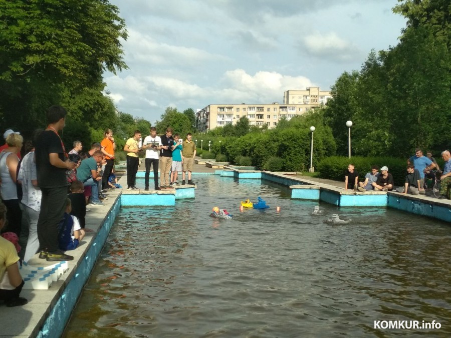 По фонтану как по морю. В центральном парке Бобруйска соревновались судомоделисты