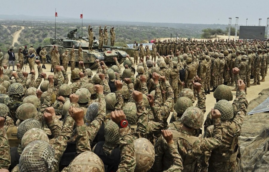 Пакистан перебрасывает войска к границе, заявили в Индии