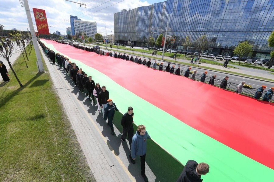 В Минске пронесли самый большой флаг Беларуси. Его длина 500 метров!