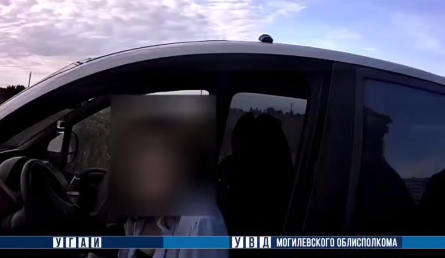 Мать учила 16-летнюю дочь водить автомобиль на улице Народного Единства в Бобруйске