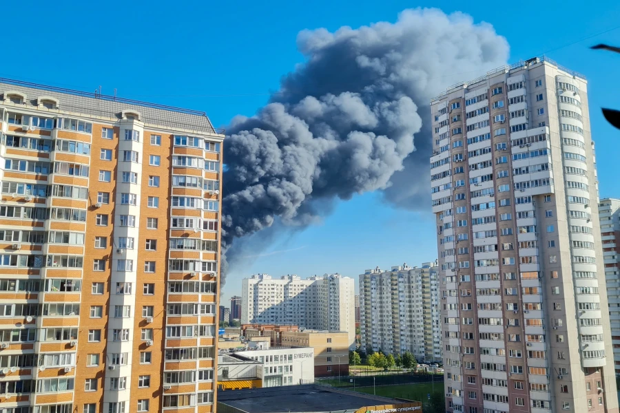 В подмосковной Балашихе горит крупный склад – площадь пожара составляет 4 тысячи «квадратов»